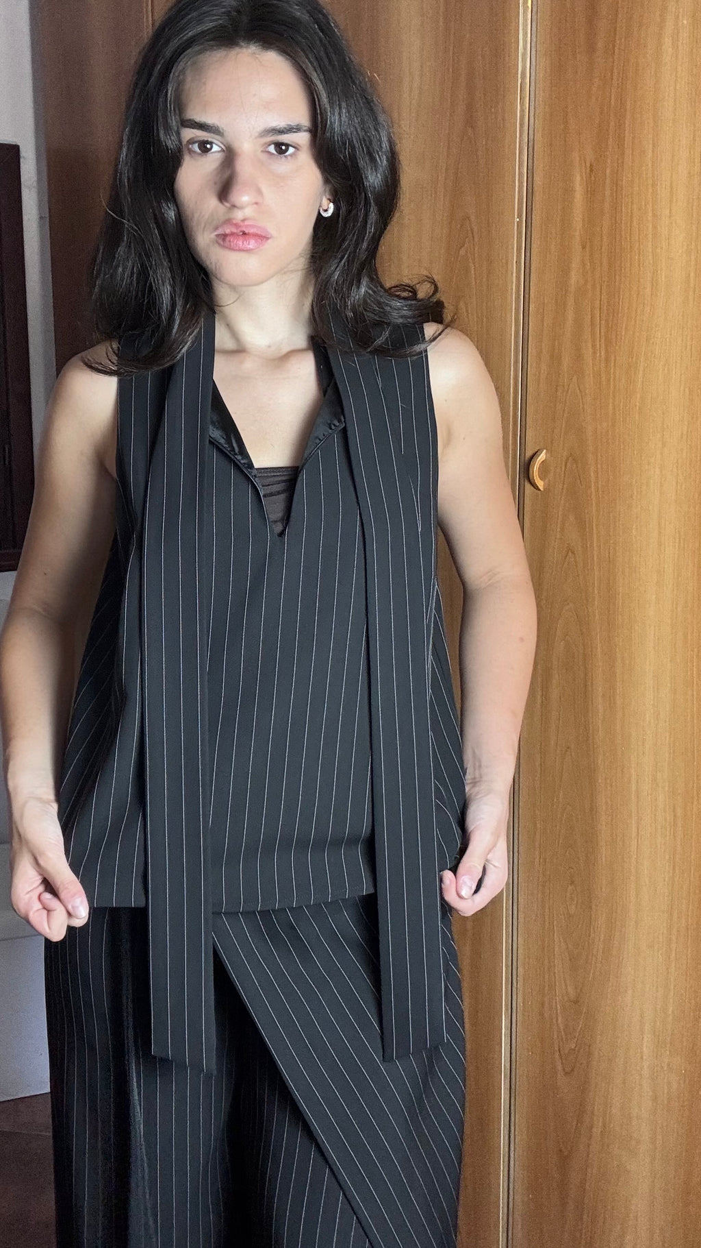 Blusa "Moussa" Relish – Top Senza Maniche Gessato con Fiocco Versatile