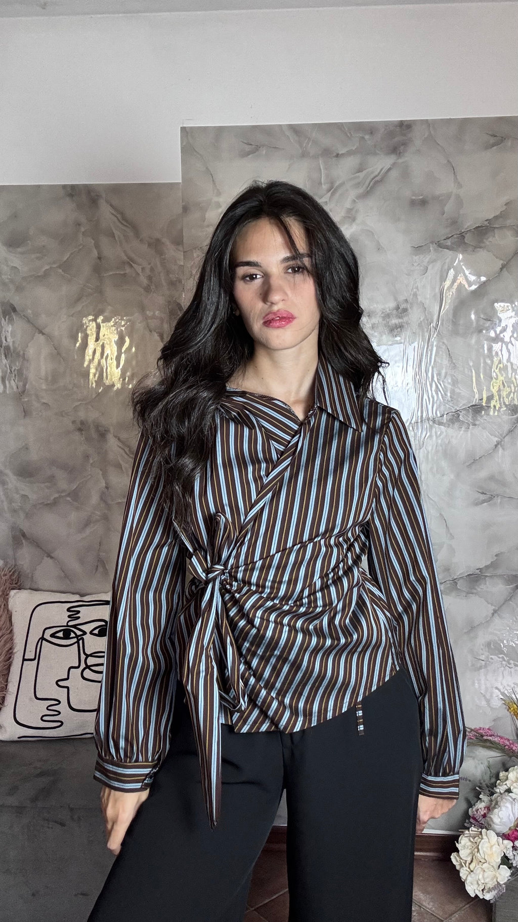 Camicia a Portafoglio a Righe con Nodo Laterale e Scollo Asimmetrico