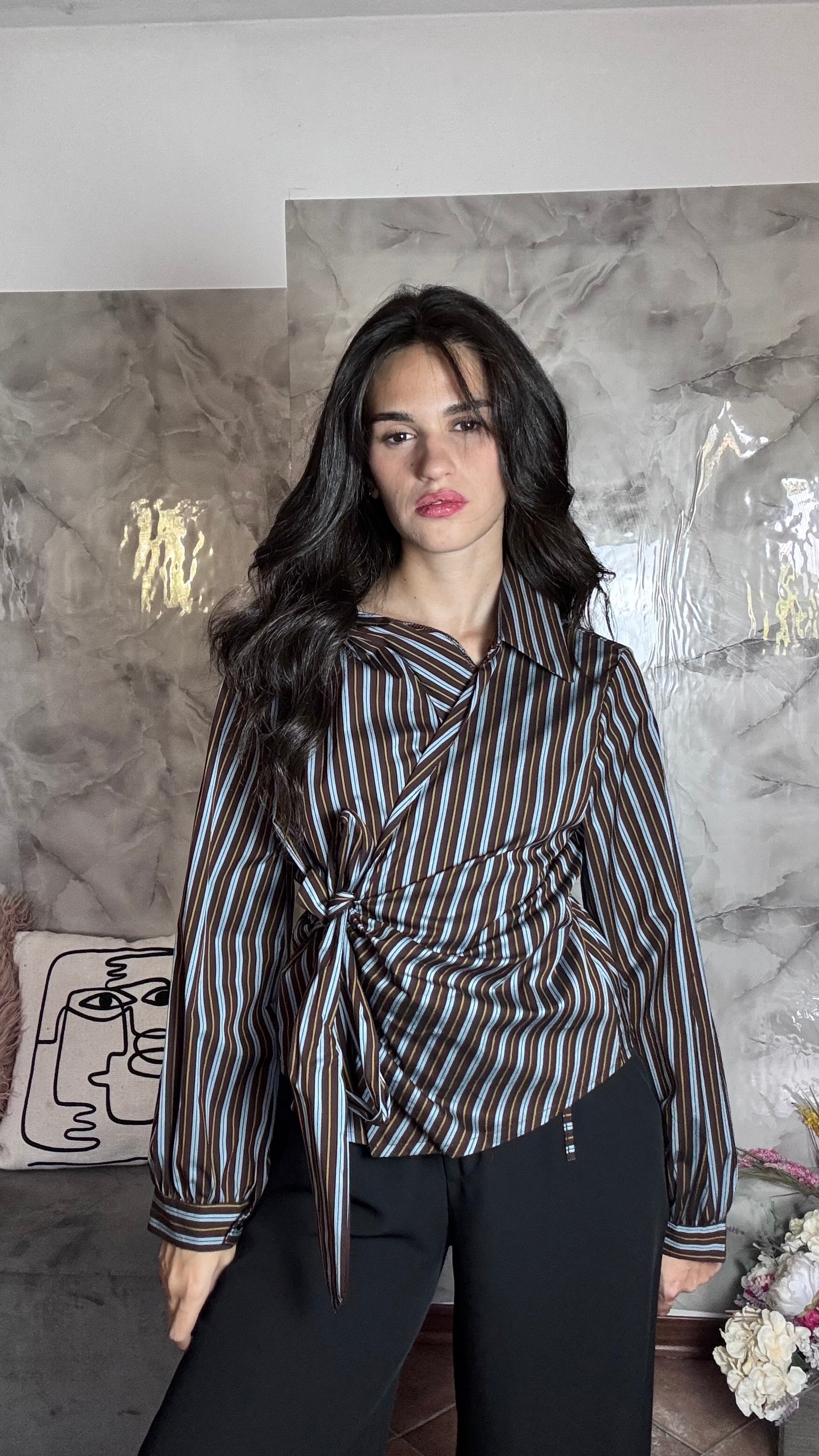 Camicia a Portafoglio a Righe con Nodo Laterale e Scollo Asimmetrico