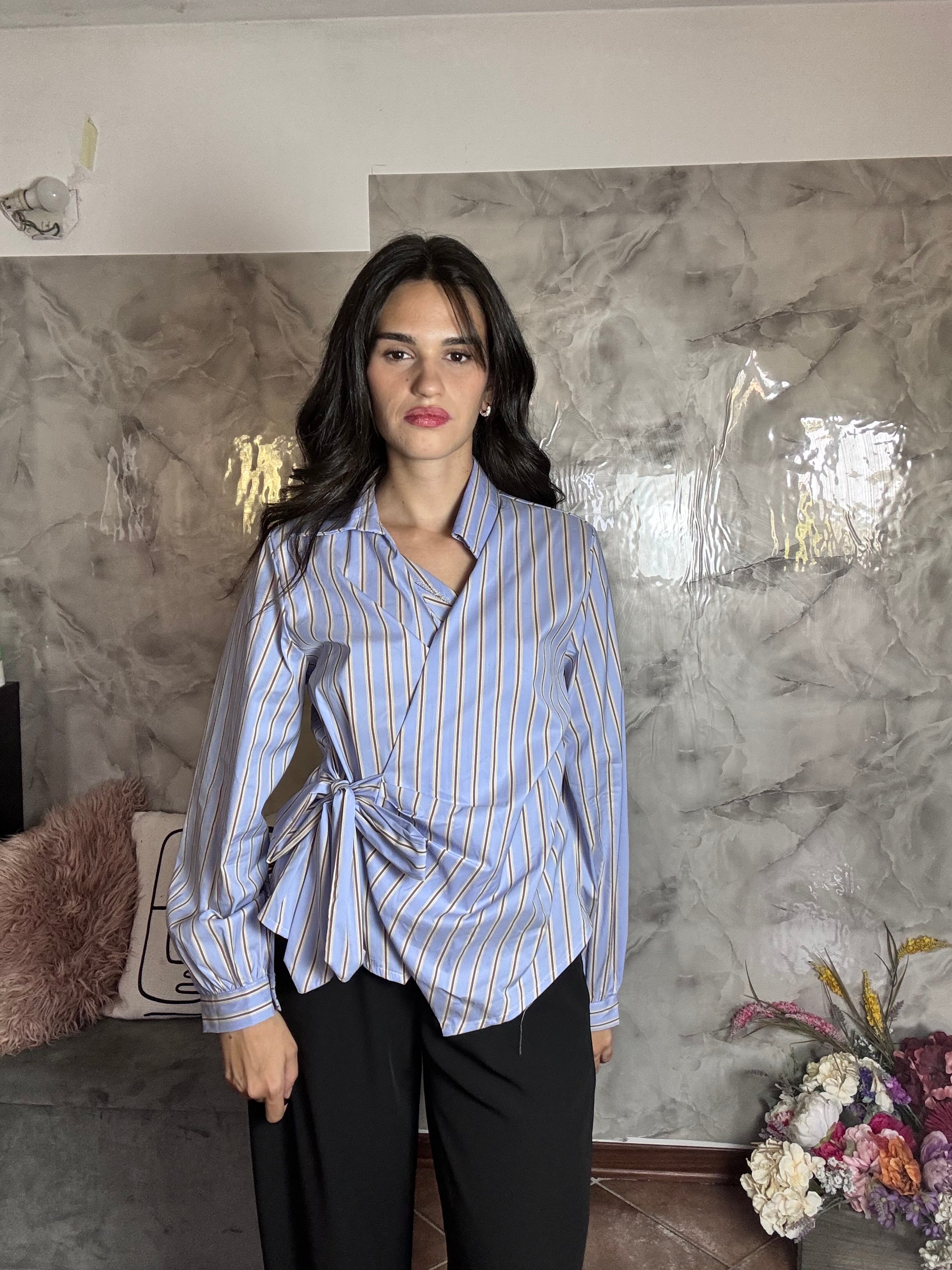 Camicia a Portafoglio a Righe con Nodo Laterale e Scollo Asimmetrico