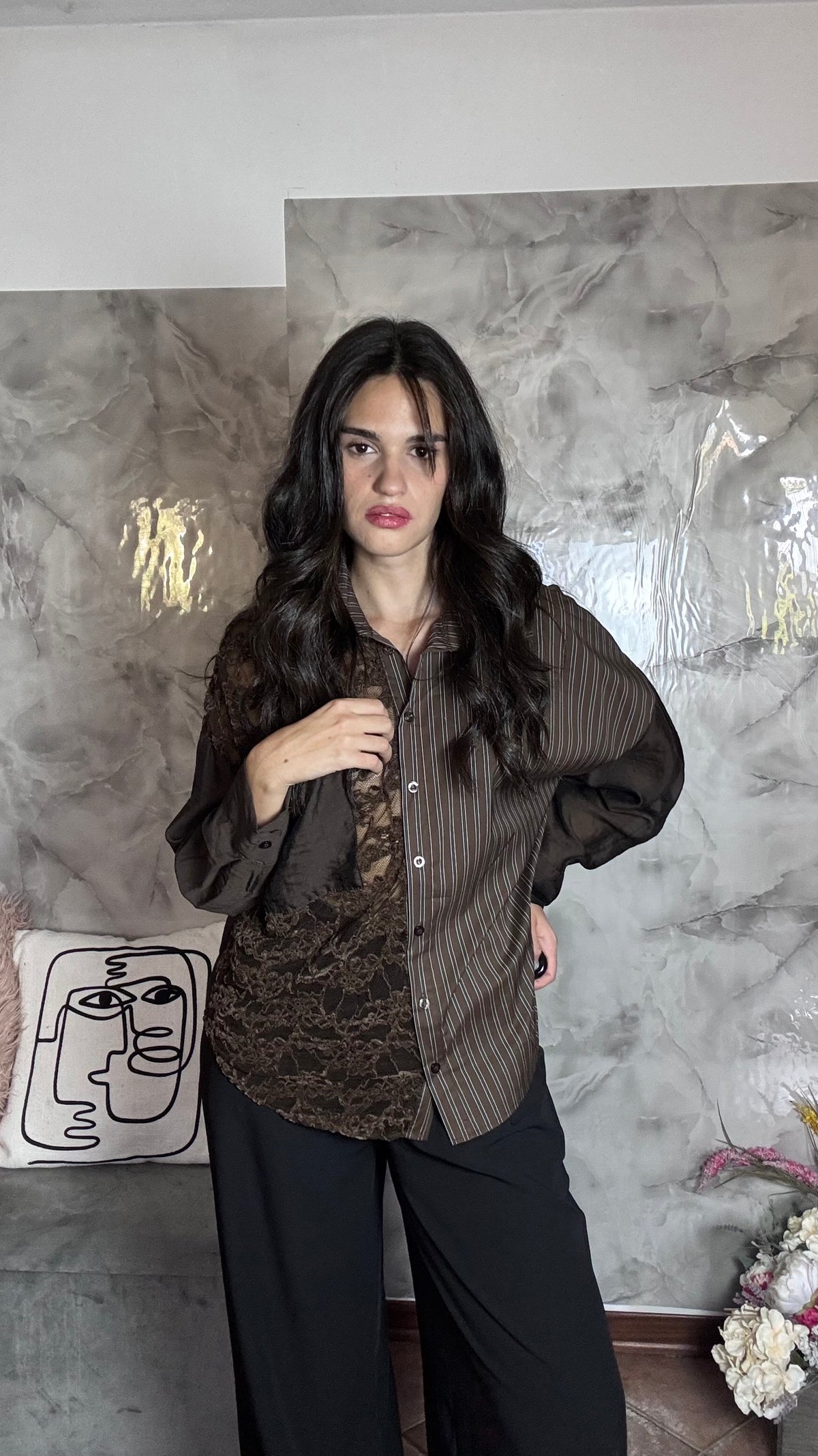 Camicia Sciancrata Marrone con Intarsi in Pizzo Floreale e Righe Sottili