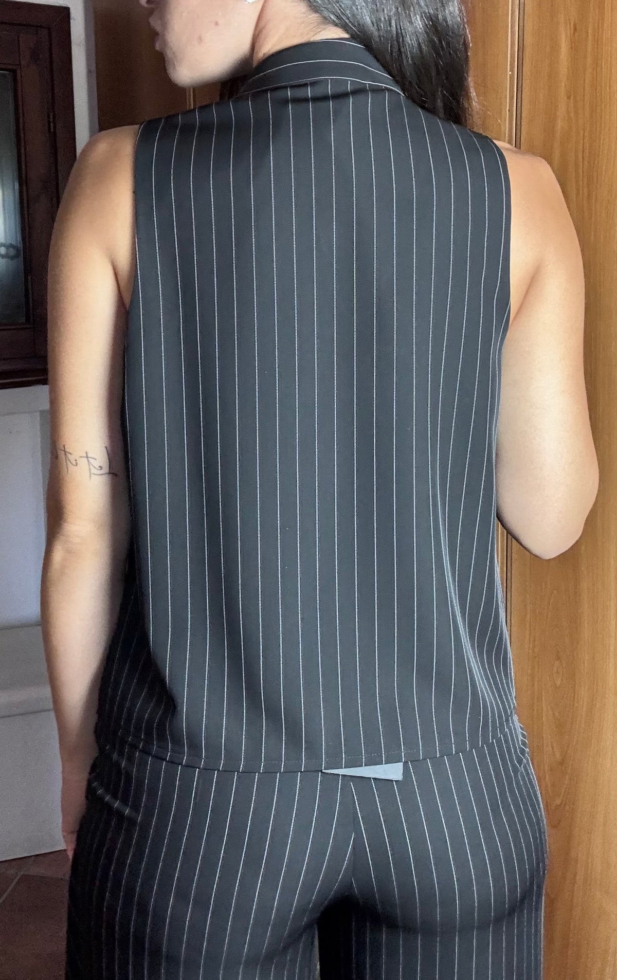 Blusa "Moussa" Relish – Top Senza Maniche Gessato con Fiocco Versatile