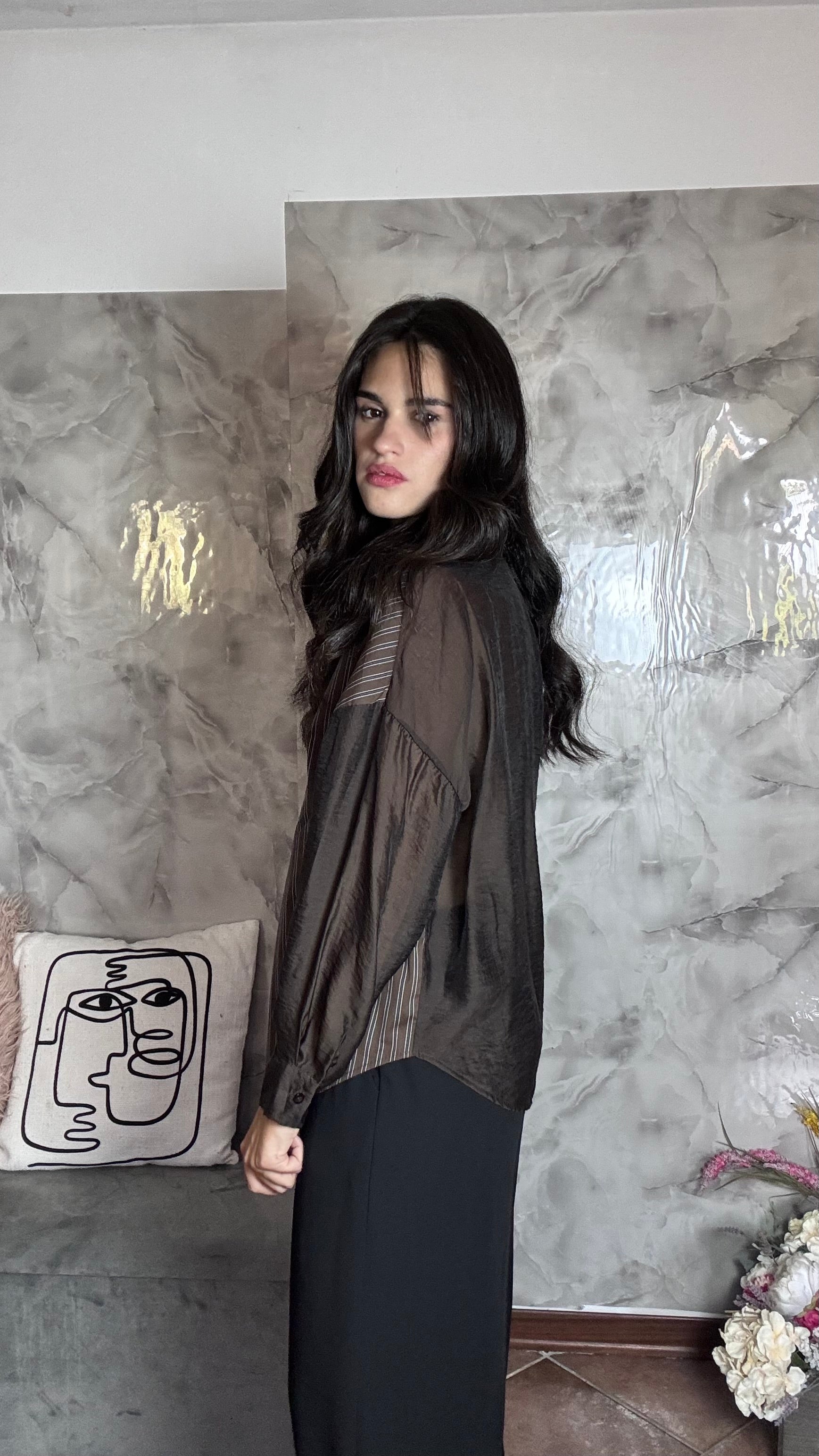 Camicia Sciancrata Marrone con Intarsi in Pizzo Floreale e Righe Sottili