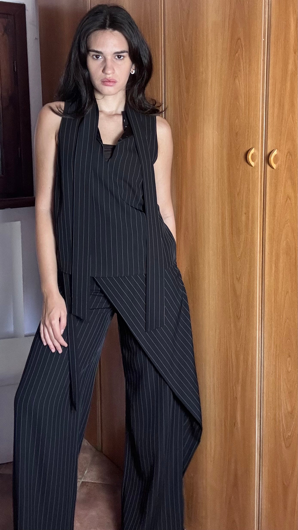 Blusa "Moussa" Relish – Top Senza Maniche Gessato con Fiocco Versatile