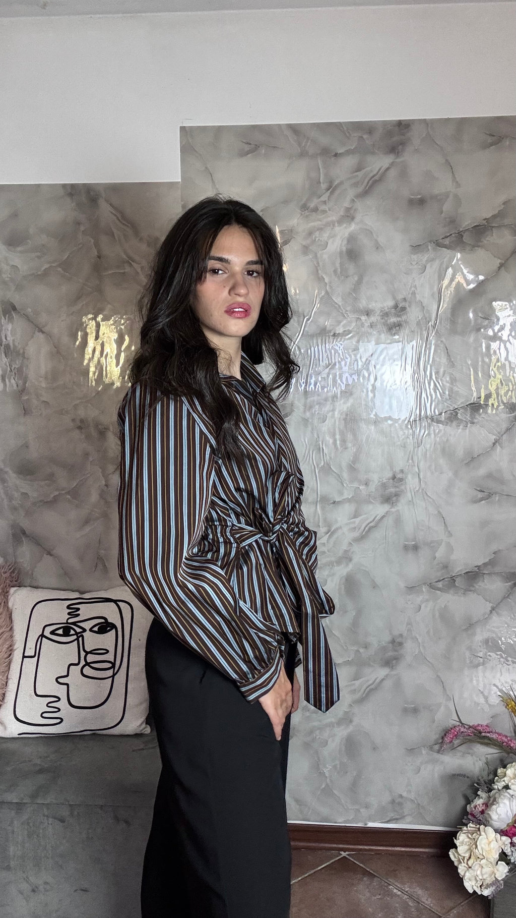 Camicia a Portafoglio a Righe con Nodo Laterale e Scollo Asimmetrico