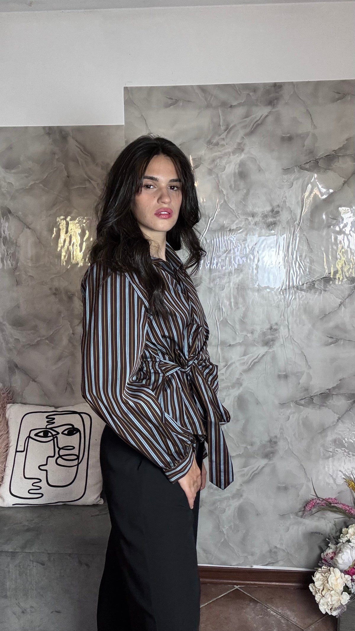 Camicia a Portafoglio a Righe con Nodo Laterale e Scollo Asimmetrico