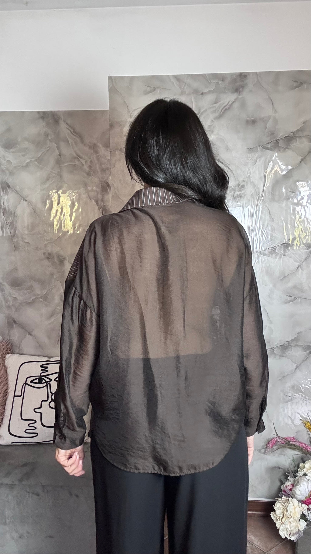 Camicia Sciancrata Marrone con Intarsi in Pizzo Floreale e Righe Sottili