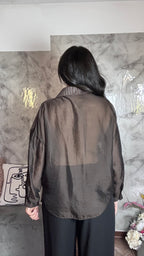 Camicia Sciancrata Marrone con Intarsi in Pizzo Floreale e Righe Sottili