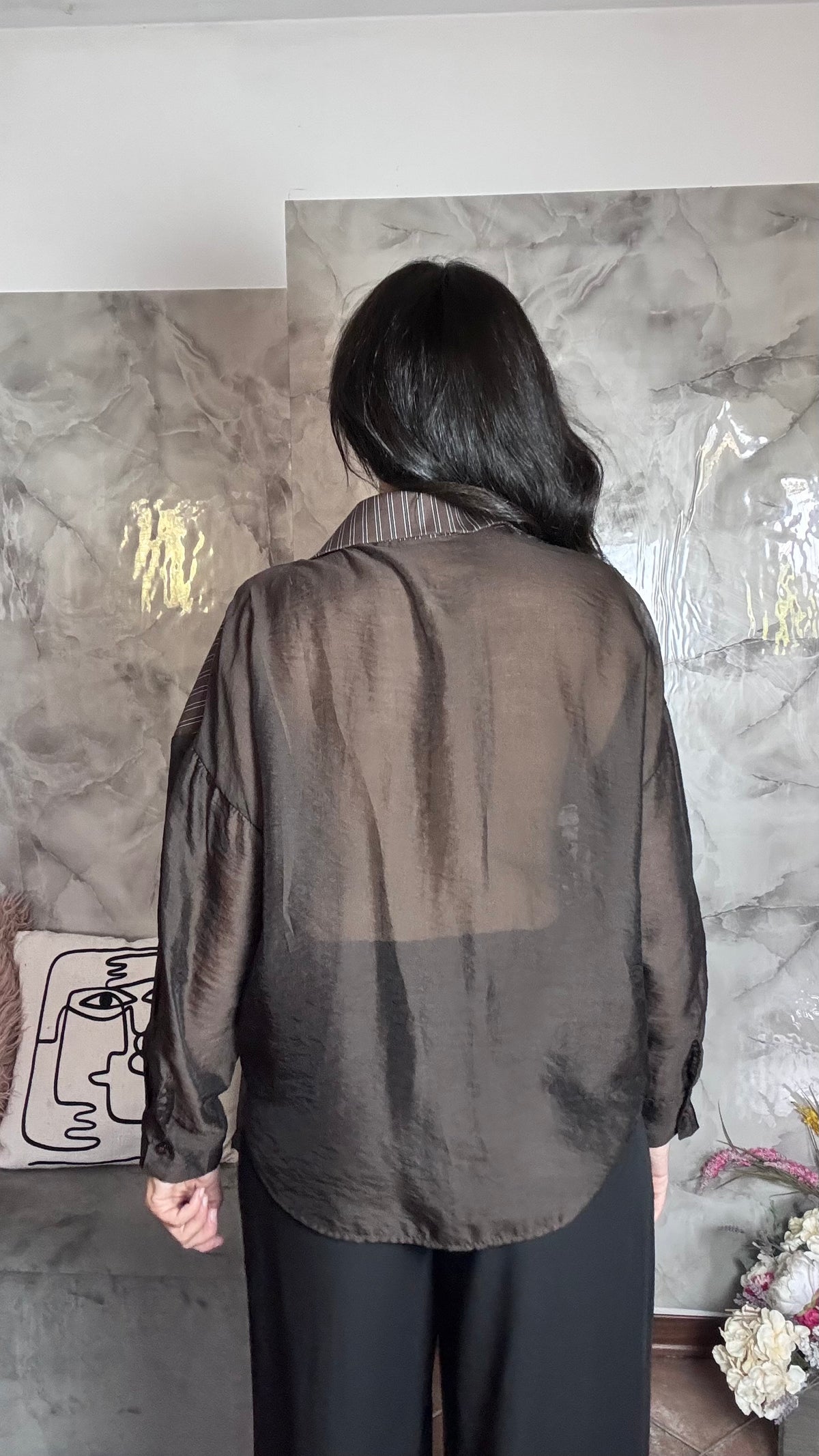 Camicia Sciancrata Marrone con Intarsi in Pizzo Floreale e Righe Sottili