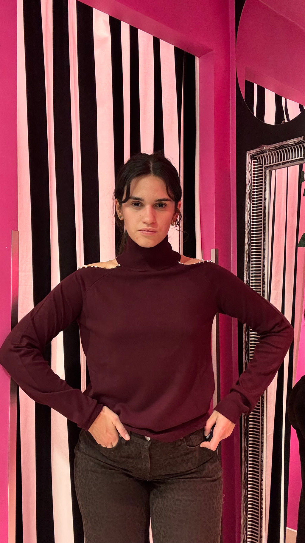 Maglia BOGNANNI manica lunga collo vulvano con apertura più castoni più pietre relish